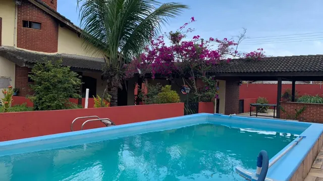 Casa com piscina e churrasqueira