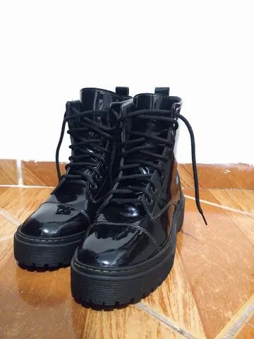 BOTA COURO SINTÉTICO VERNIZ PRETO 