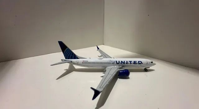Miniatura Gemini Jets 1:400 United Airlines Boeing 737 MAX 8 "Being United" - Foto 3