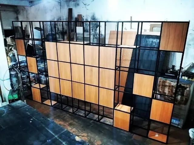 Divisória de ambiente estilo industrial