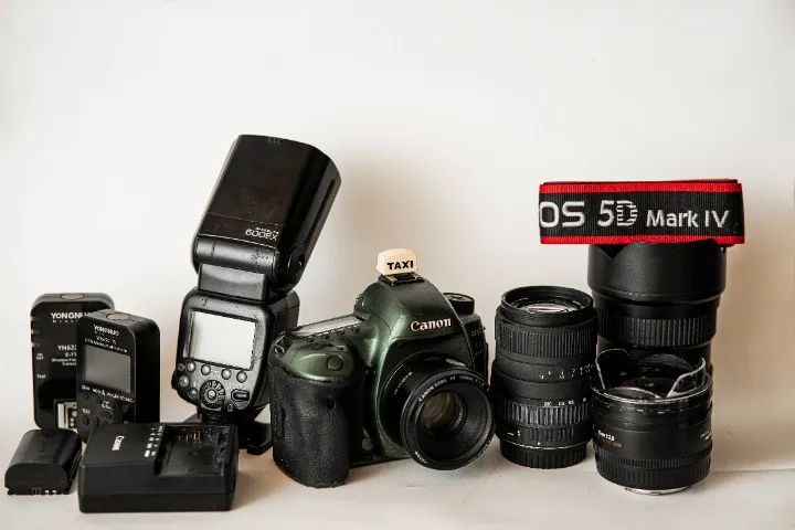 Canon 5D Mark IV FullFrame com vários acessórios e Lentes