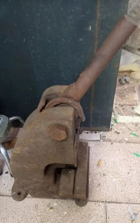 Prensa Manual Antiga de Serralheria 