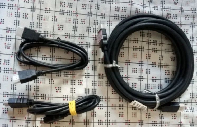 Tenho cabos: de força para (Pc), de vídeo (vga), Hdmi, Sata (HD-Dvd-SSD) leia o anuncio