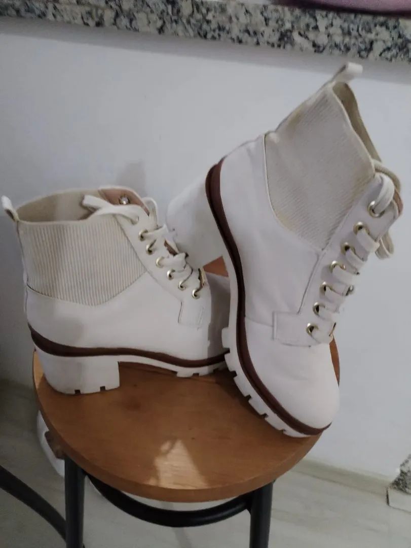 Botas brancas de cano curto e sapatos 