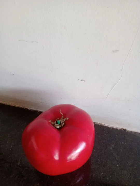 Telefone antigo formato tomate