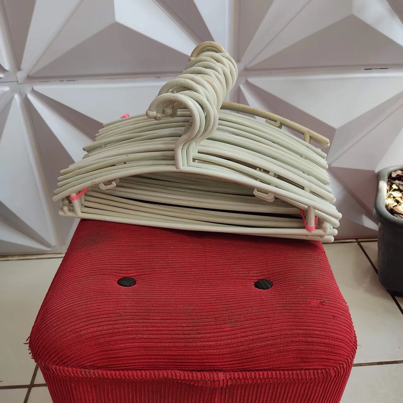 Vendo 20 UN cabides ideal para loja de roupas 