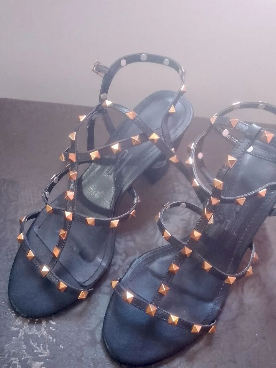 Sandália Feminina com Spikes - Elegância e Estilo - Foto 2