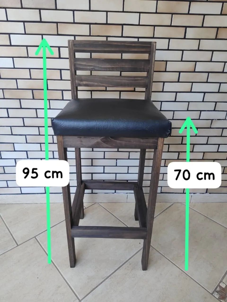 Banquetas altas com assento estofado e com opções de cores no courino 