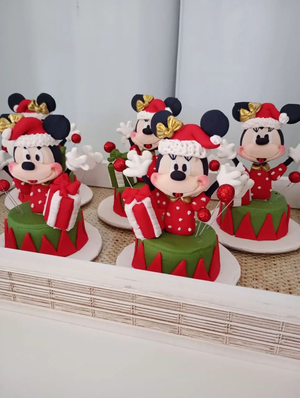 Bolo decorado com docinhos personalizados para aniversário - Foto 3