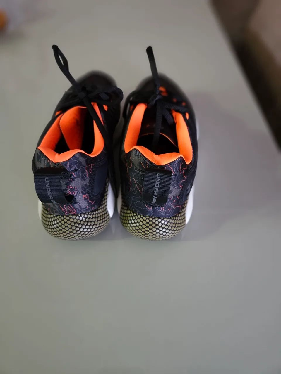 Tênis Under Armour Preto laranja - Foto 2