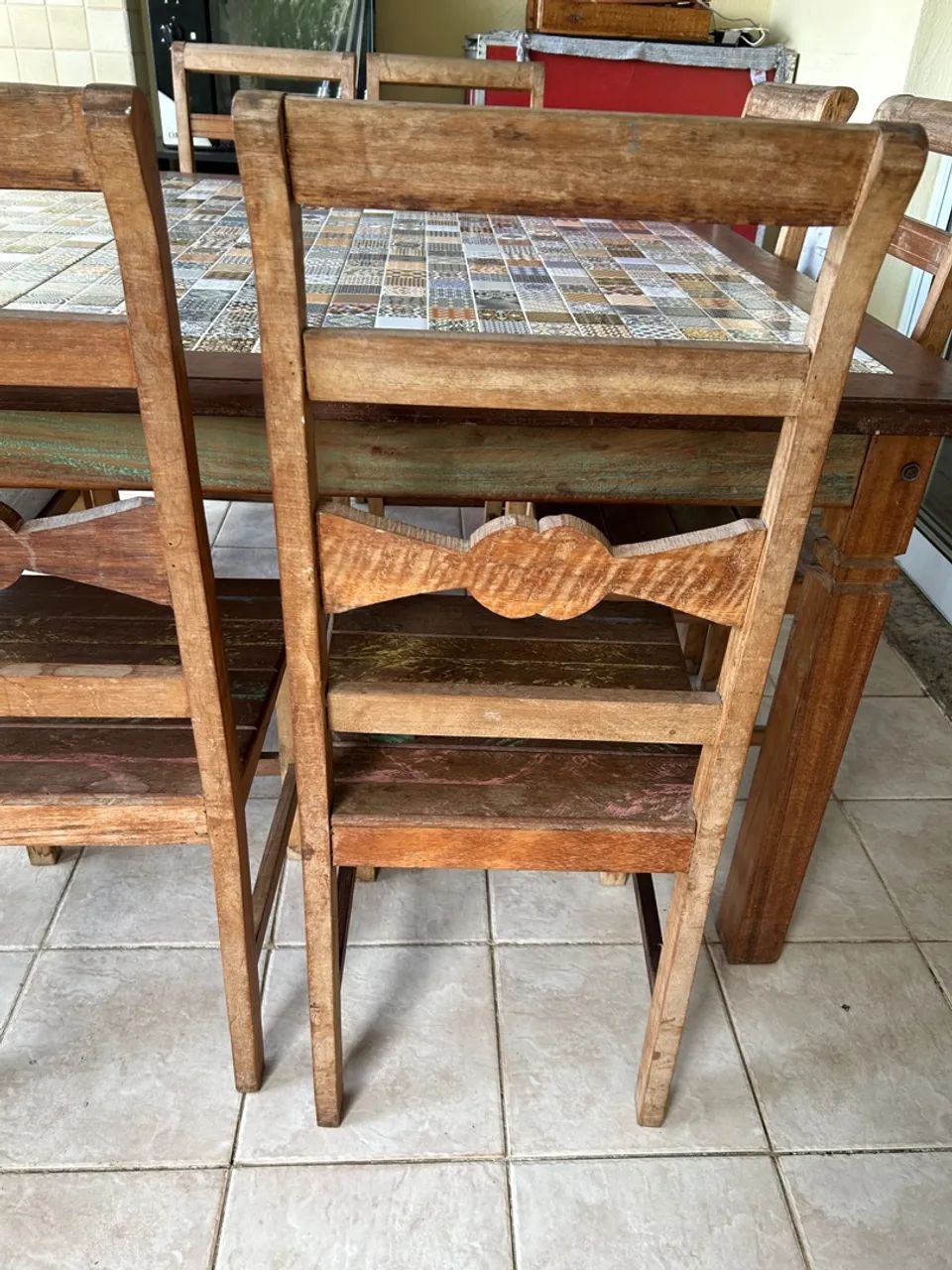 Mesa de madeira com 8 cadeiras . Medida da mesa 1,38 por 1,38 - Foto 2