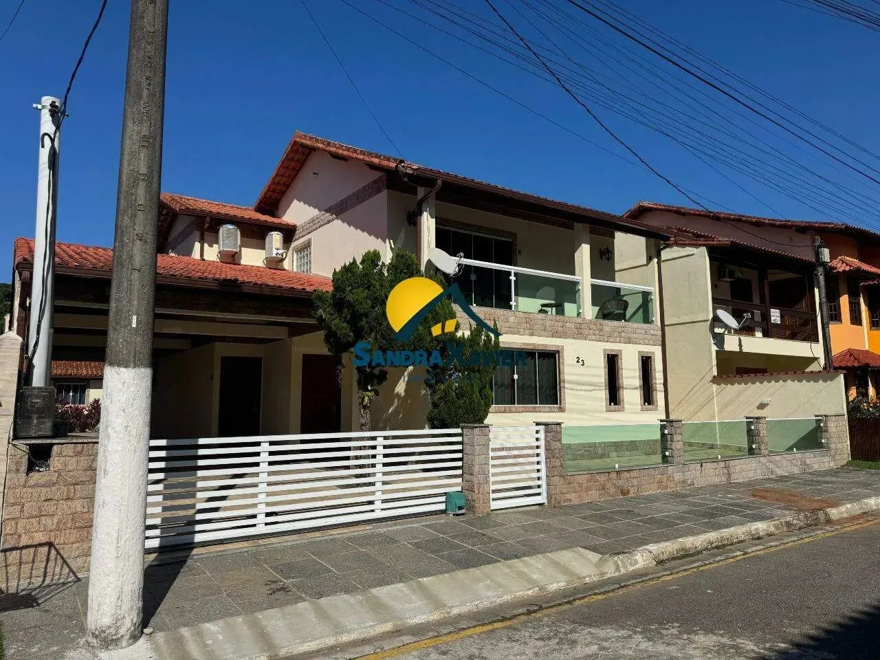 EXCELENTE CASA DUPLEX DE 5 QUARTOS SENDO 4 COM SUÍTE PARA LOCAÇÃO EM GARATUCAIA, ANGRA DOS