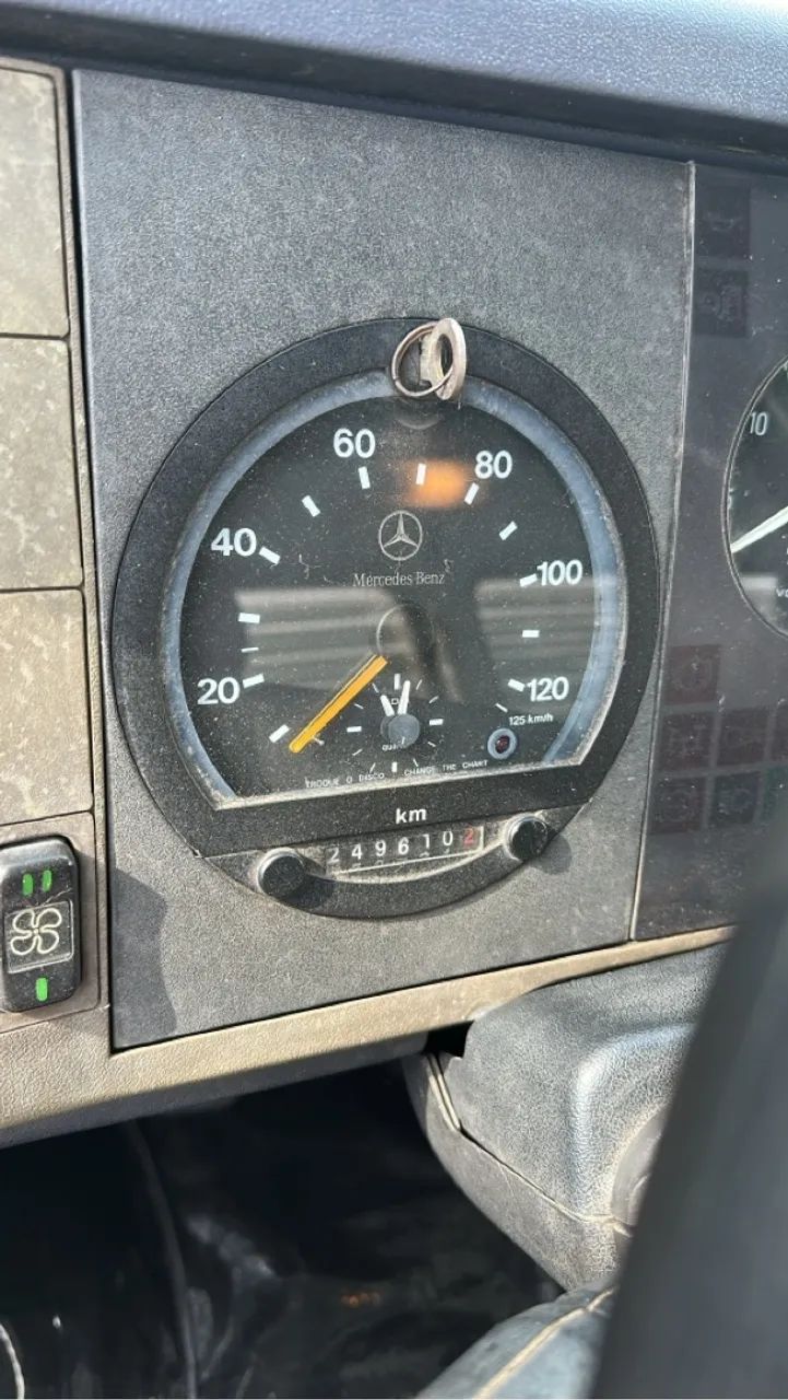 Caminhão Mercedes-Benz 710 Plus Baú em ótimo estado de conservação  - Foto 4