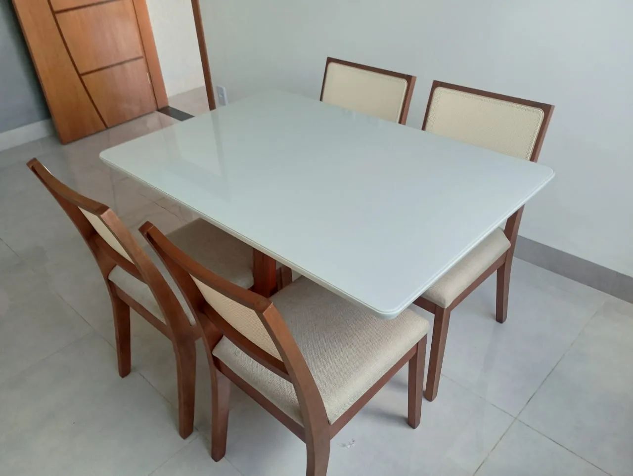 Mesa de Jantar com 4 Cadeiras - Elegância e Conforto - Foto 3