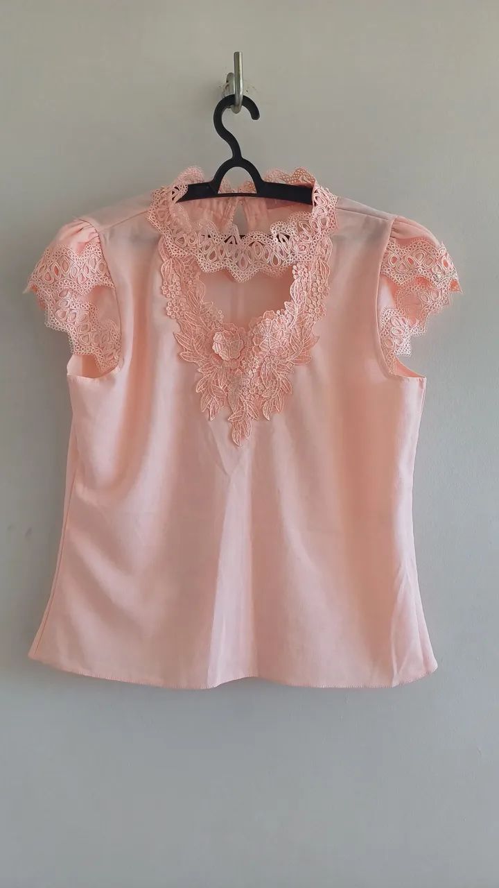 Blusa rosa com detalhes em renda