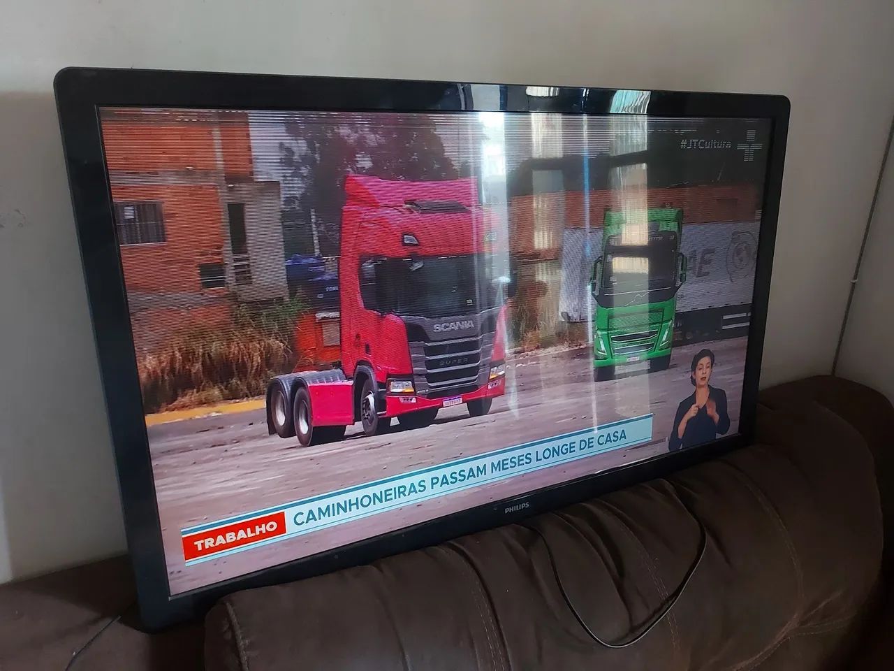 TV Philips 42 polegadas com detalhes listra