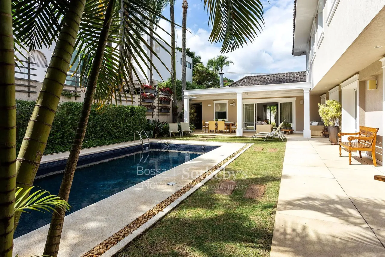 Casa com jardim, piscina e espaço gourmet próxima ao Colégio Santa Cruz