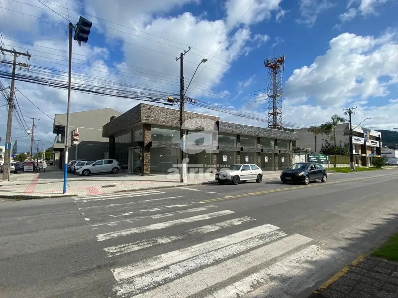 LOJA PARA LOCAÇÃO ANUAL EM GUARATUBA -SALA COMERCIAL, 38,00 M2 ÚTIL, 2 BANHEIROS E ESPAÇO