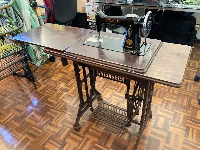 Máquina de costura Mitsubishi antiga com gabinete - Foto 3