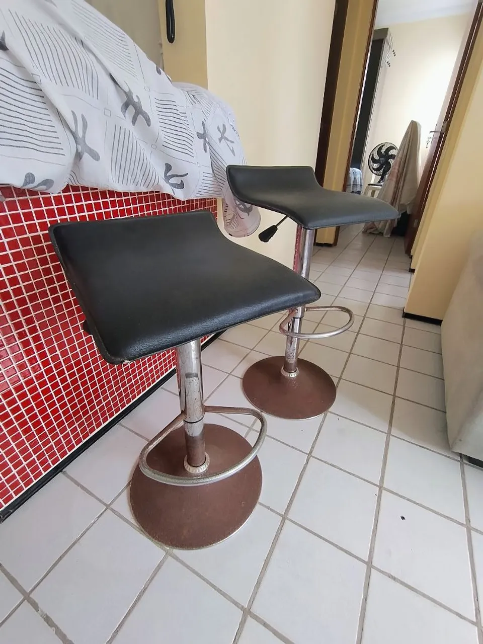 2 Banquetas Altas Giratorias com Regulagem - R$150 (as duas)