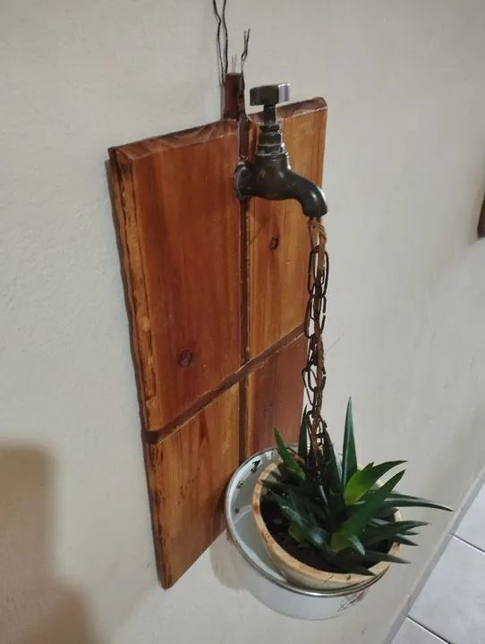 Placa decorativa com torneira e suporte para uma planta vintage - Foto 4