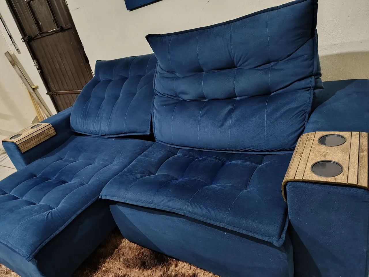 Sofá Azul Confortável com Porta Copos