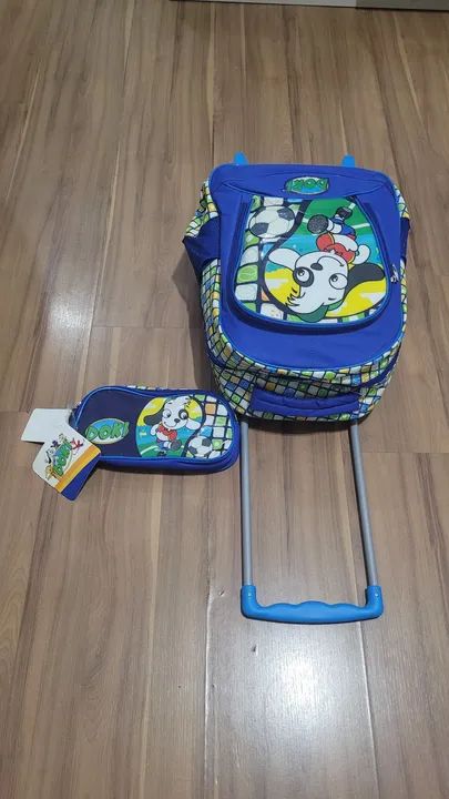 Mochila e estojo escolar infantil Doki com rodinhas - Foto 4