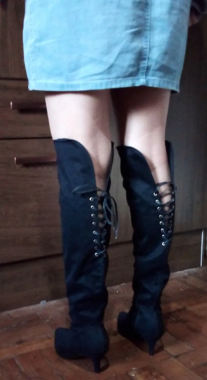 Bota Feminina Cano Alto Preta com Cadarço e Zíper