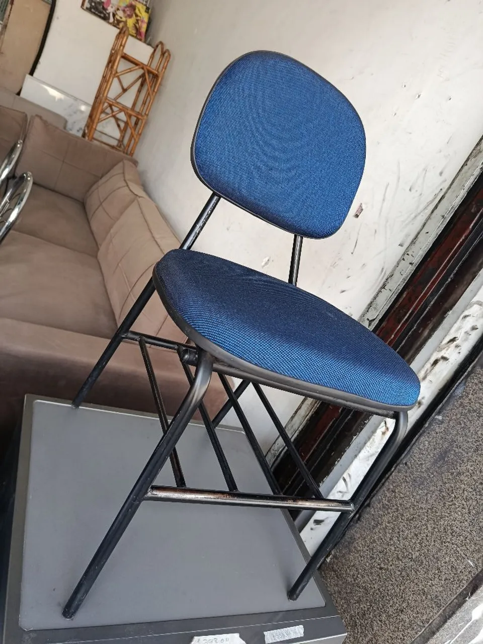 Cadeiras fixas para escritório, recepção ou sala de espera.