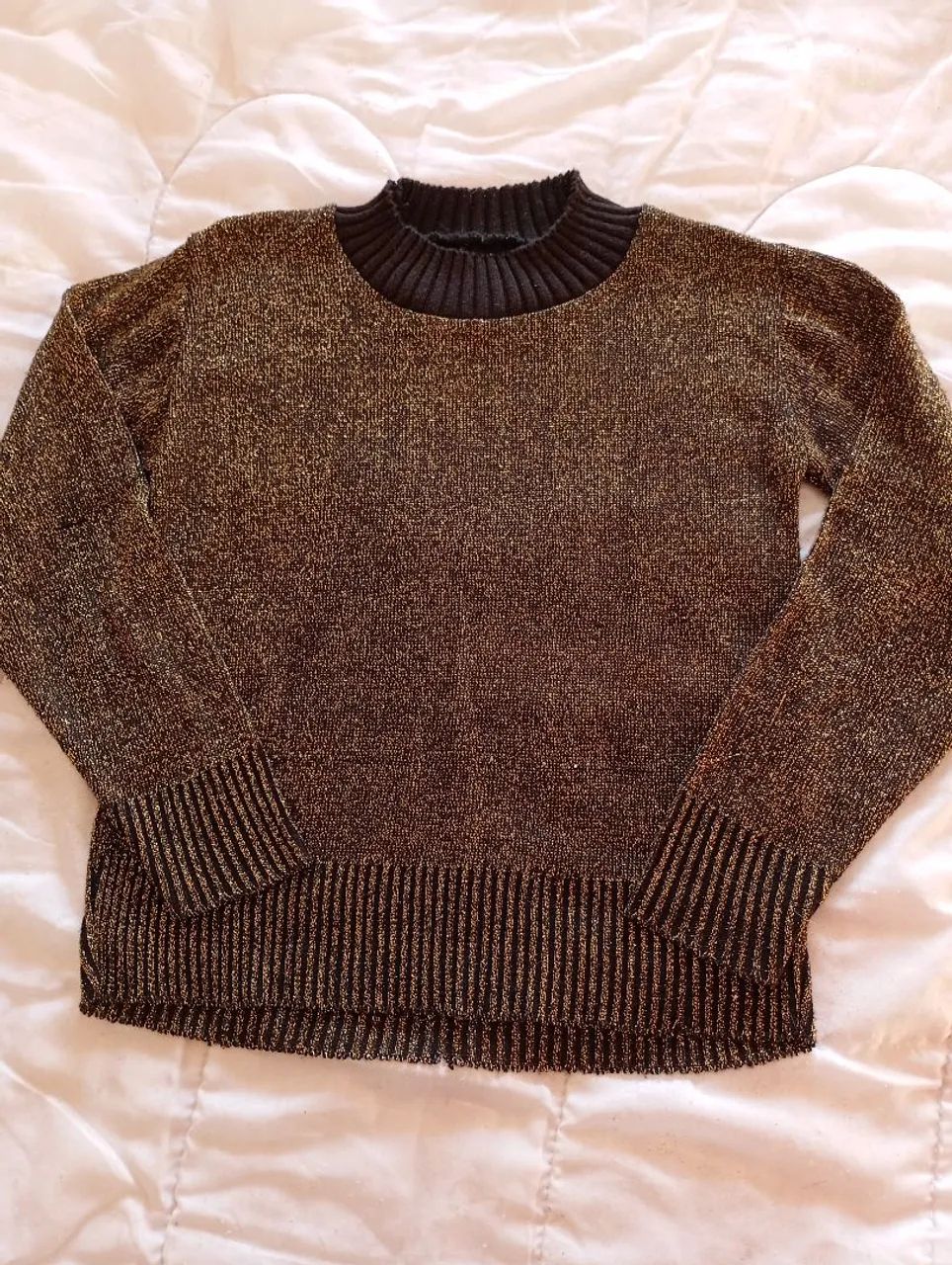 Suéter Dourado com Gola Alta
