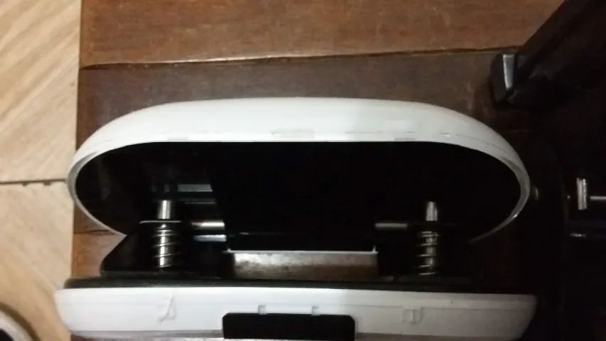 Perfurador De Papel 2 Furos Para 20/30 Folhas Branco/Preto - Foto 4