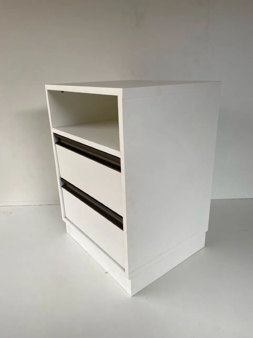 1 criado mudo de mdf branco com duas gavetas  - Foto 3