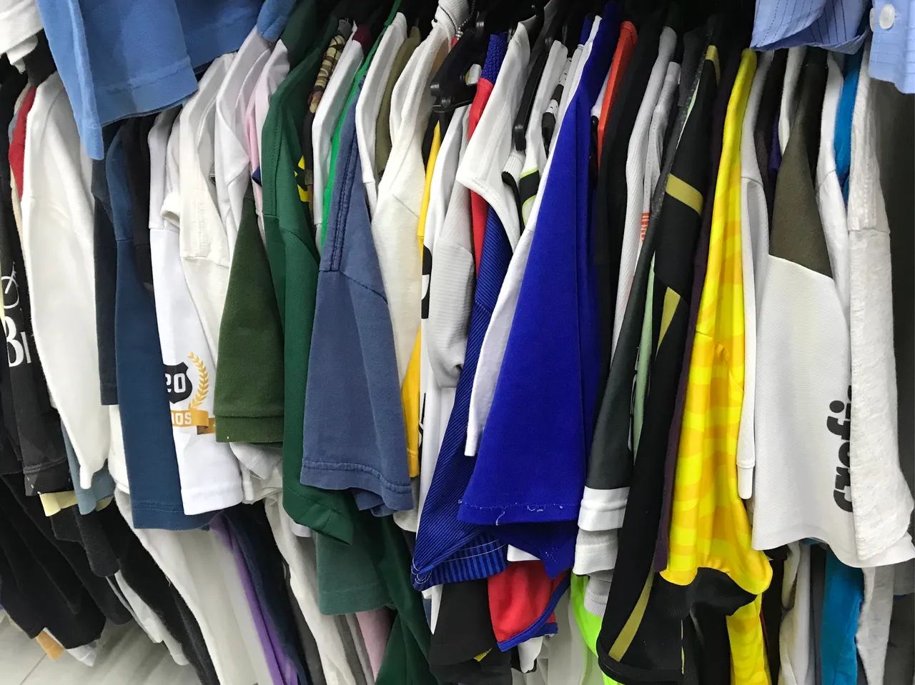 Frete grátis Kit com 6 camisetas seminova  - Foto 2