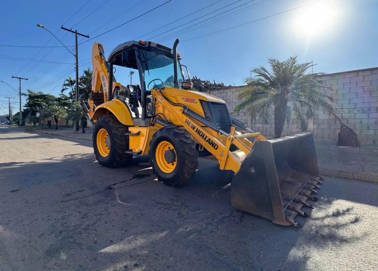 RETROESCAVADEIRA NEW HOLLAND 2017