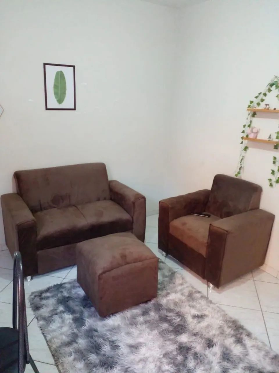 Jogo de poltronas e puff no tecido suede