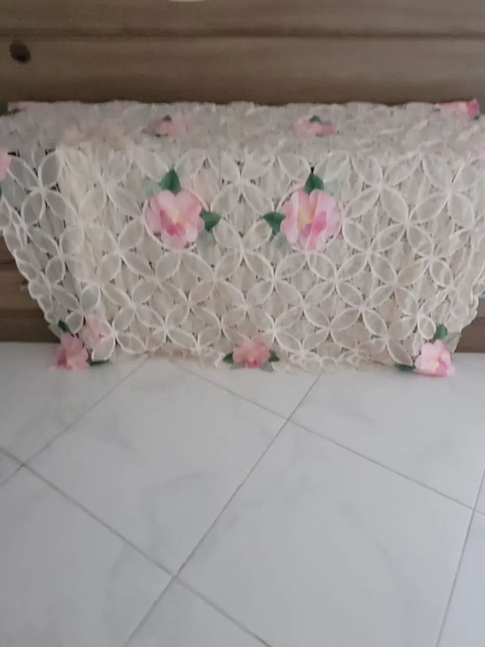 Toalha de Mesa Bordada Decorativa com Estampa Floral - Foto 3