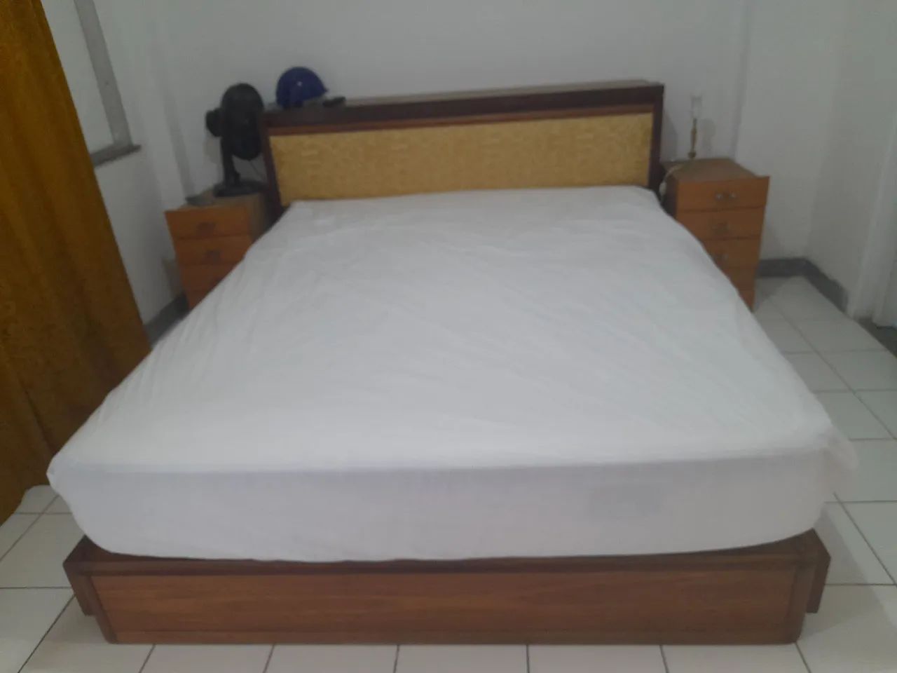Cama  keen com baú de madeira, coxão esta como nuevo e cabeceira em madeira 