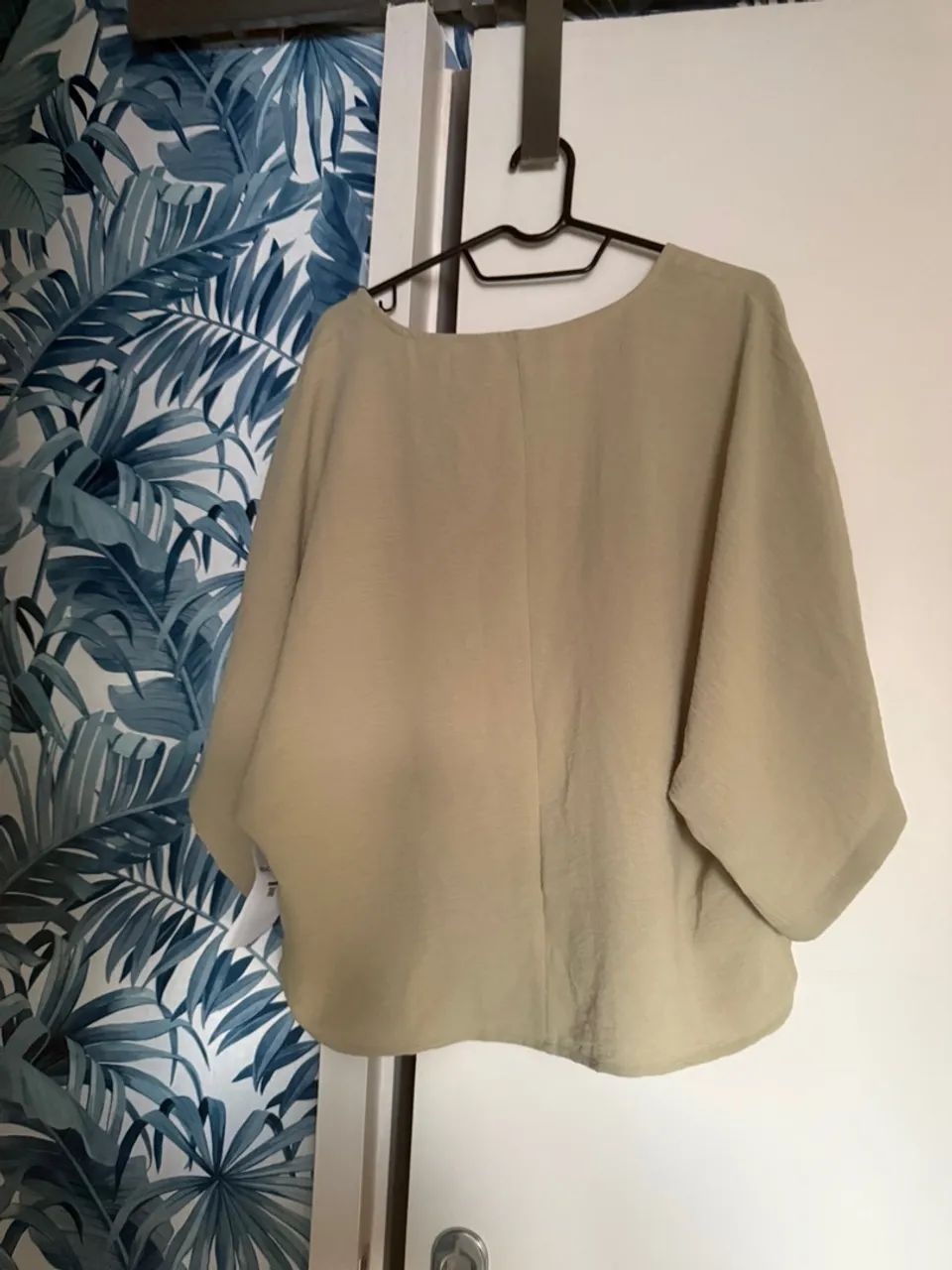 Blusa verde com decote em V - Foto 3