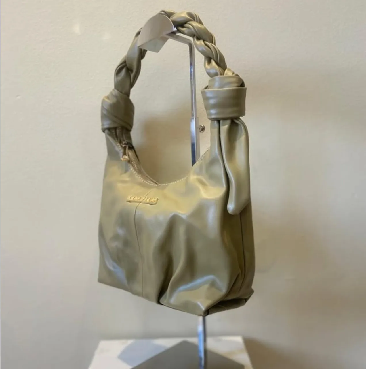 Bolsa de Ombro Verde com Alça Trançada - Elegância e Estilo