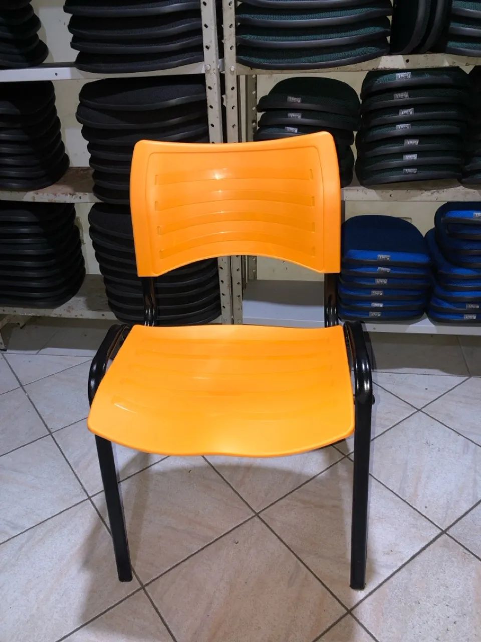 Cadeira fixa em pvc nova  - Foto 2