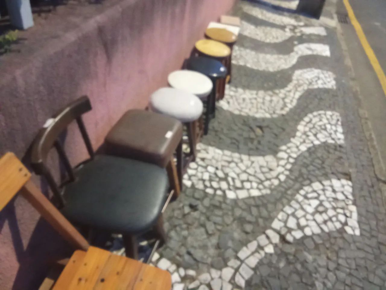 Conjunto de 7 Banquetas de Madeira - Foto 3