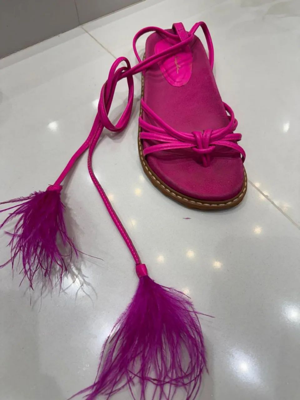 Sandálias Rosa com Detalhes em Penas - Foto 2