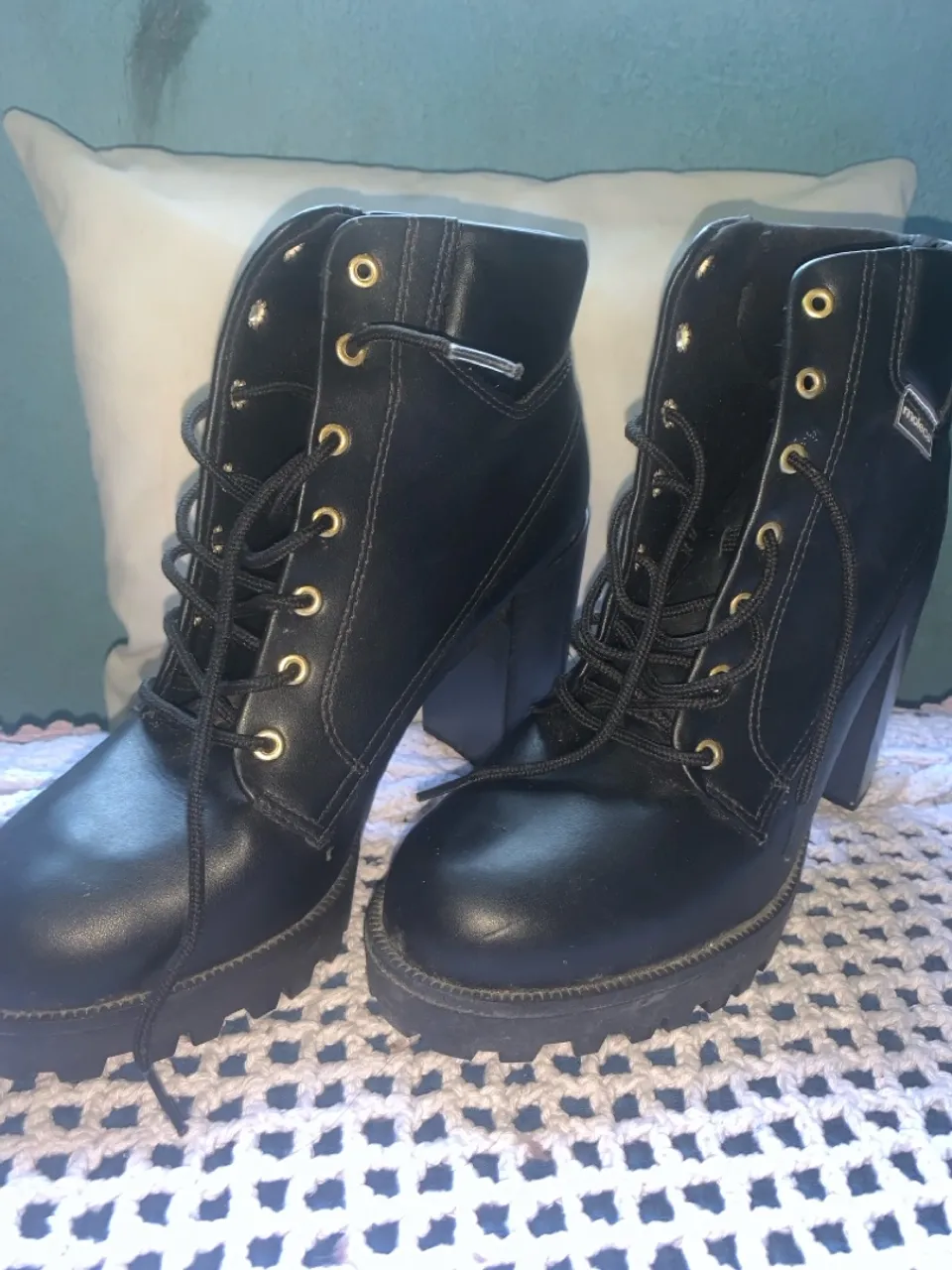 Bota feminina preta com salto