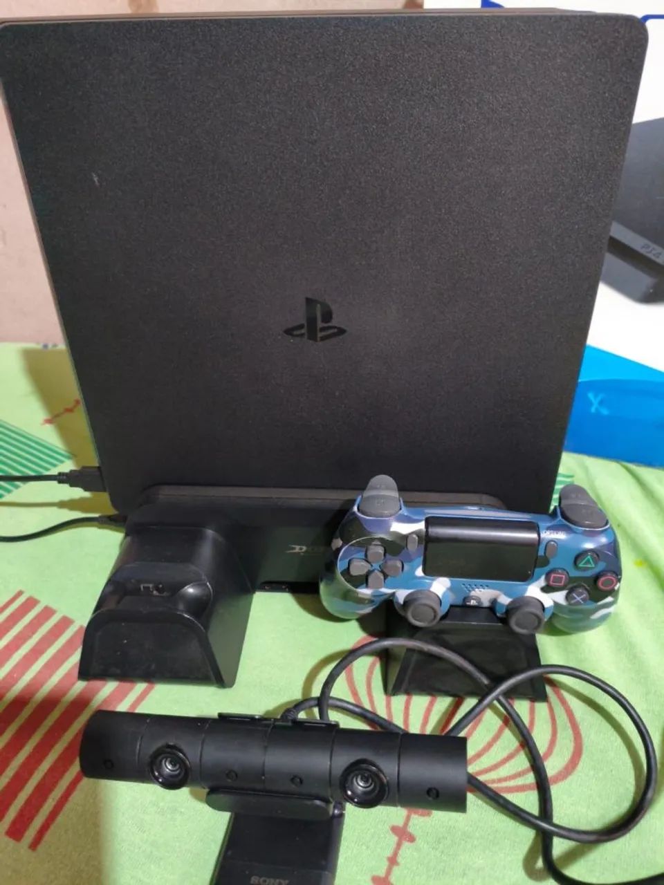 Vendo PS4 com câmera 4k original e base carregamento  - Foto 3