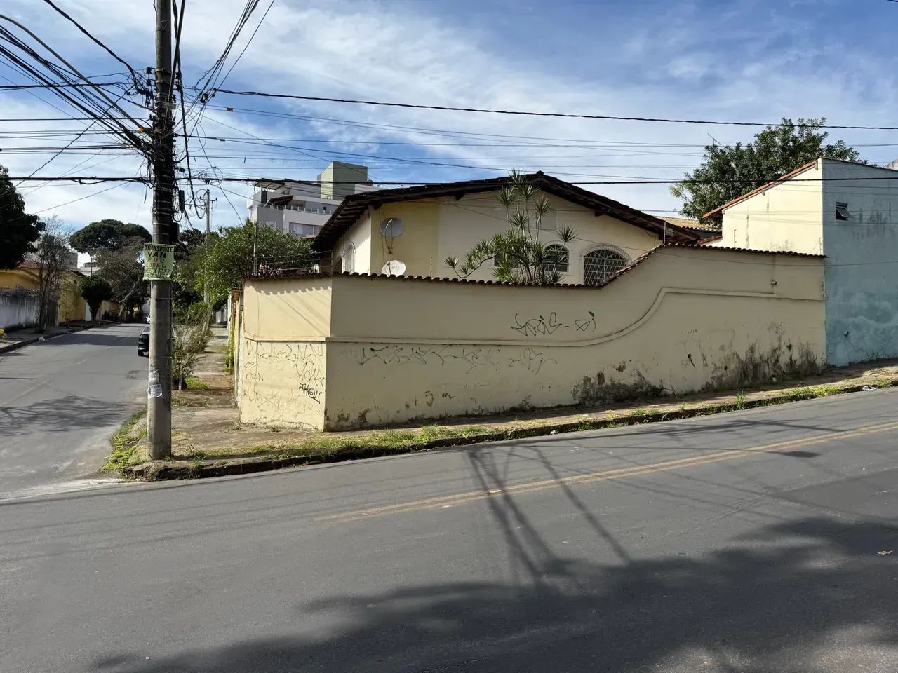 Casa esquina 03 quartos, suíte, 04 vagas. - Foto 3