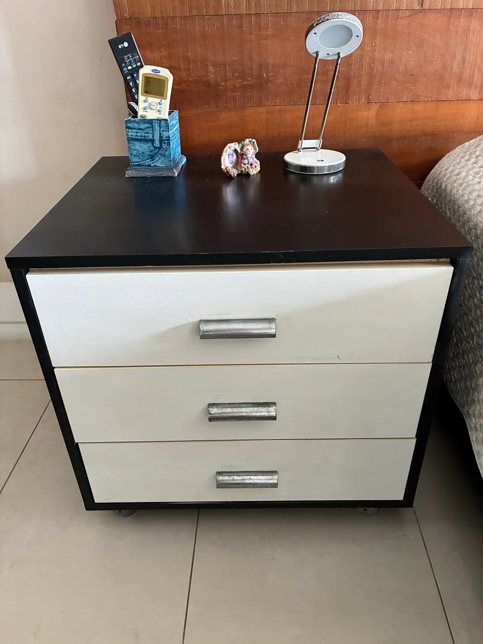 Cabeceira com 3 ótimas gavetas 
