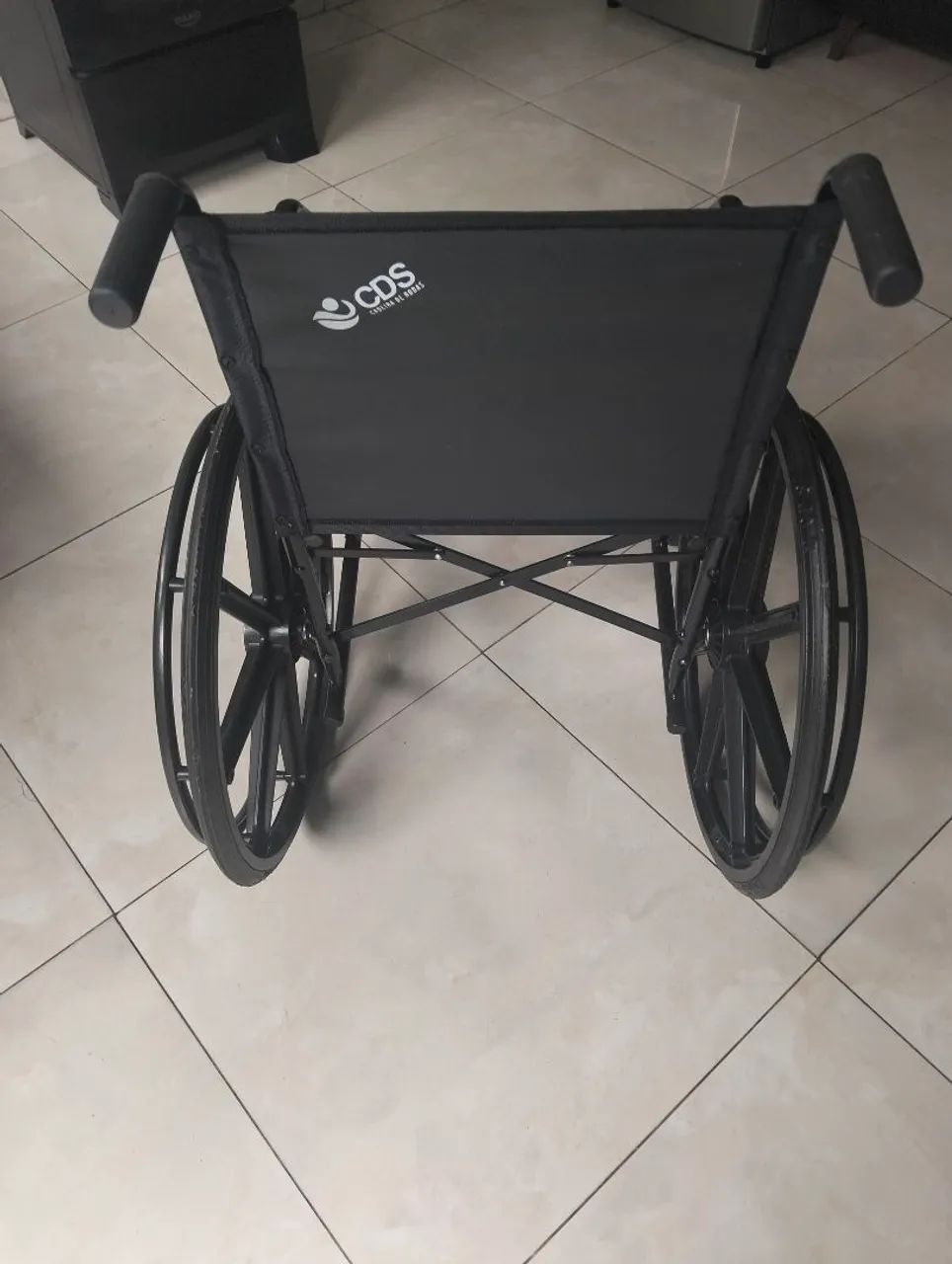 Cadeiras de rodas semi nova! - Foto 2