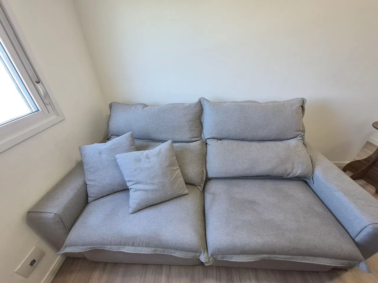 Sofá retrátil 2,40x2,20 cor cinza - acompanha 2 almofadas 