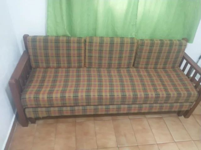 sofá-cama de madeira com estofado xadrez - Foto 3