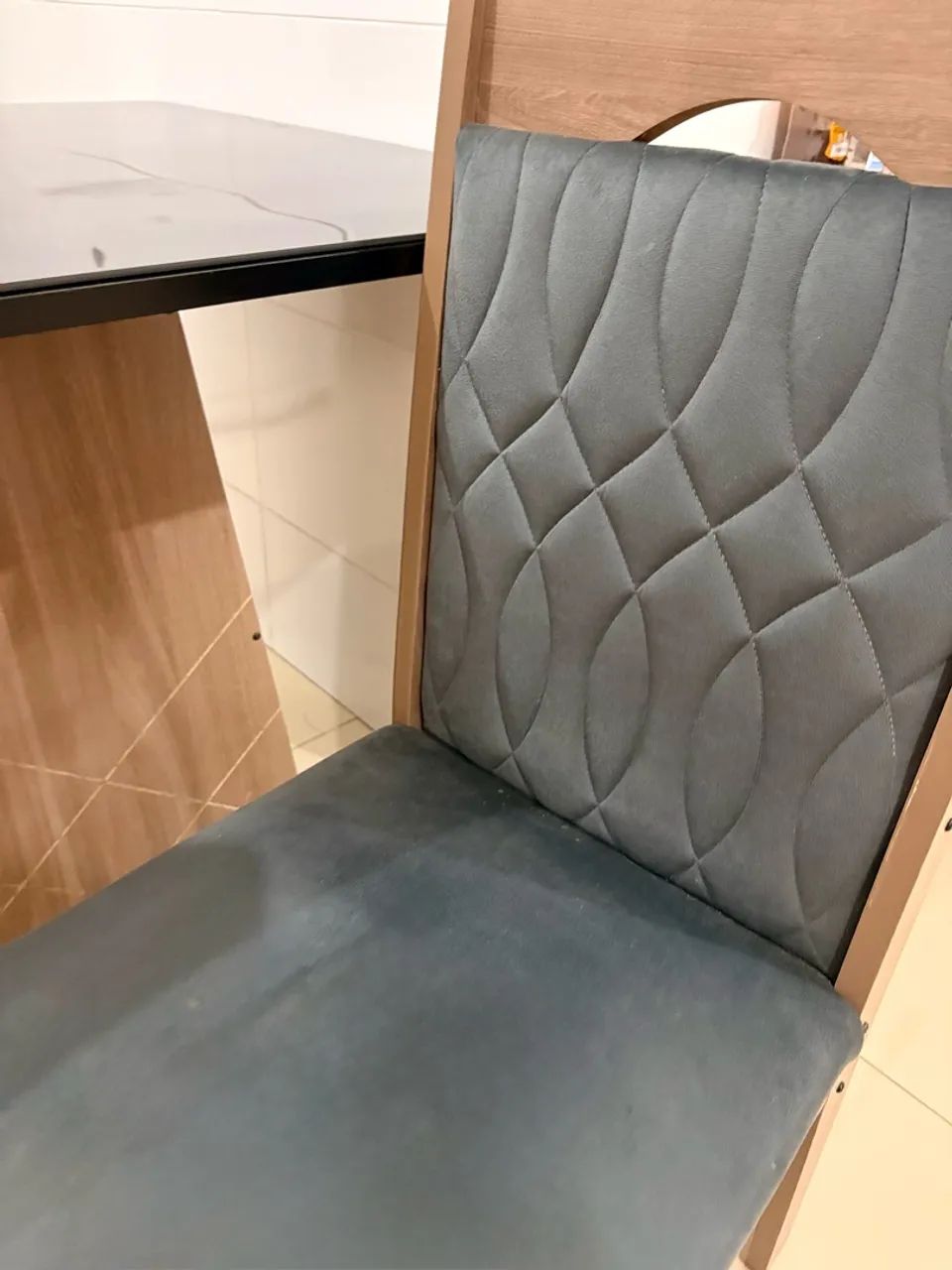 VENDE-SE MESA E DUAS CADEIRAS - Foto 2